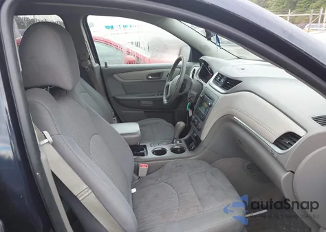 2015 Chevrolet Traverse Ls z USA, uszkodzony, nr VIN 1GNKRFKD9FJ349573